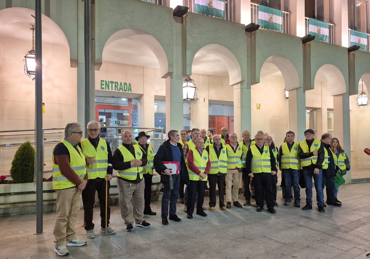 Un grupo de componentes del colectivo, en la puerta del Ayuntamiento este miércoles