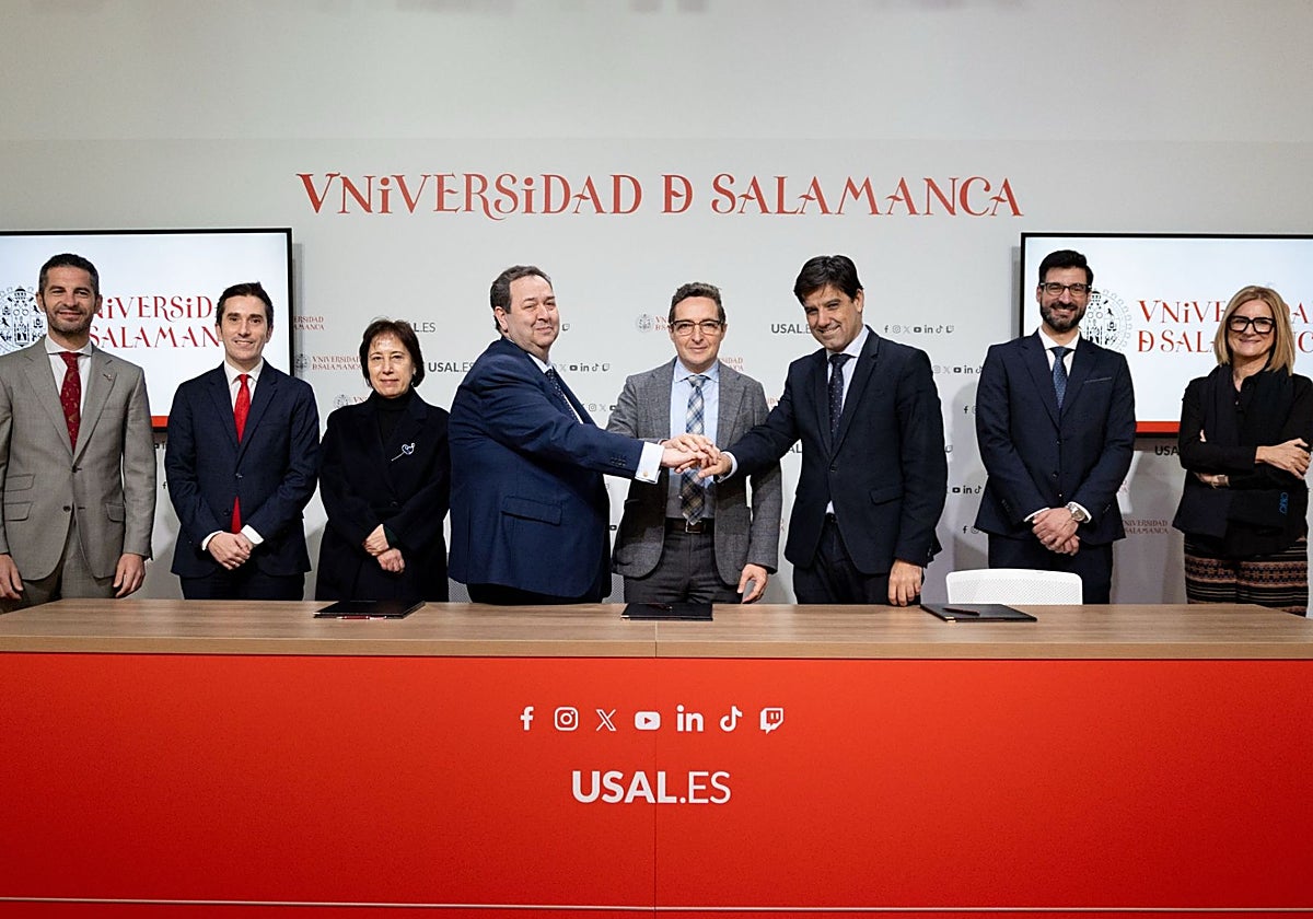 Rúbrica del acuerdo entre la Universidad de Salamanca, la Cámara de Comercio de la provincia y Unicaja