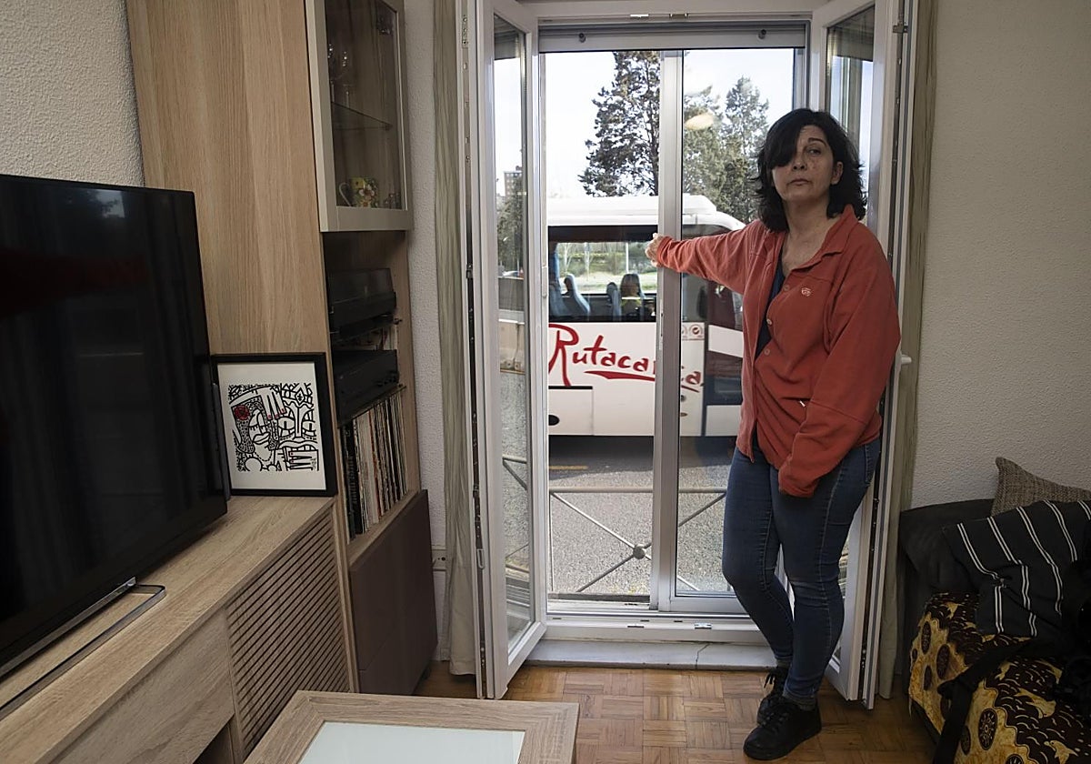 Rocío Gutiérrez en el salón de su vivienda en la Colonia de Lourdes, entre la Casa de Campo y la A-5