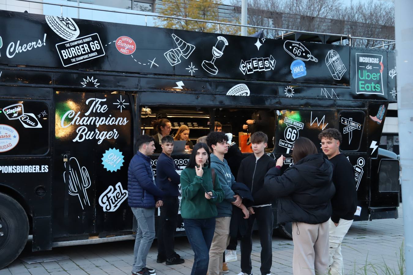La esperada inauguración de The Champions Burger Córdoba, en imágenes