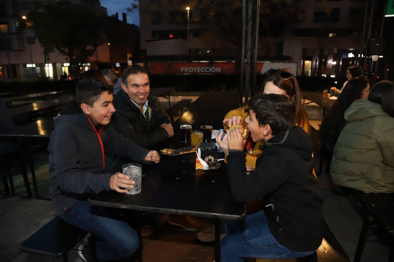 La esperada inauguración de The Champions Burger Córdoba, en imágenes