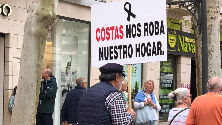 El lema de una de las pancartas: «Costas nos roba nuestro hogar»