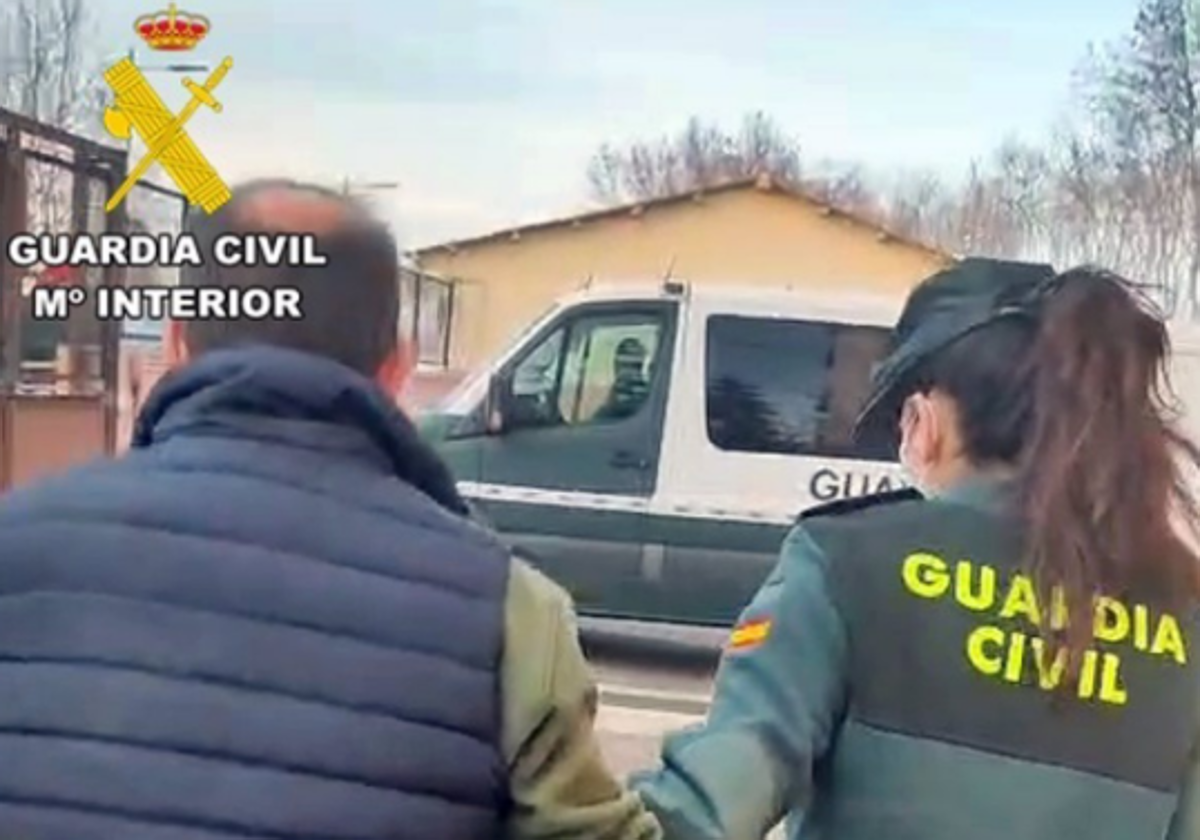 Una agente de la Guardia Civil deteniendo a uno de los implicados en la muerte de un hombre en Garlitos (Badajoz)