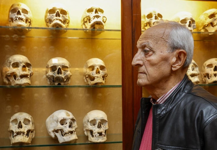 The president of the Canarian Museum, Diego López, in the Verneau room