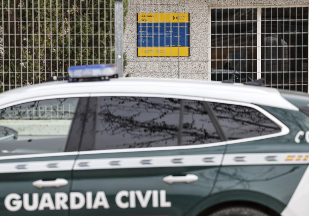La Guardia Civil frente a uno de los institutos evacuados ayer, en Chiva (Valencia)