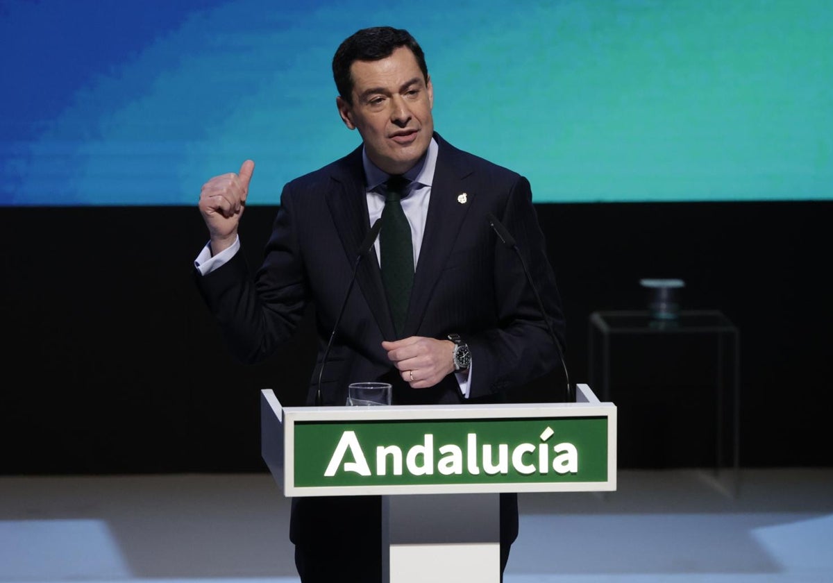 Juanma Moreno, durante su discurso en la gala del 28F celebrada en Sevilla