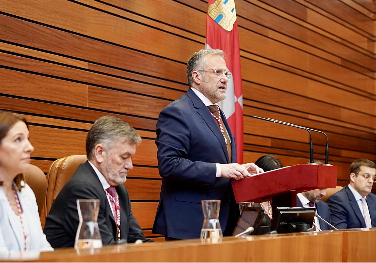 El presidente de las Cortes, Carlos Pollán, durante su intervención