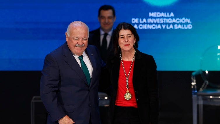 El rock de Medina Azahara y la astrofísica Casiana Muñoz reciben la Medalla de Andalucía