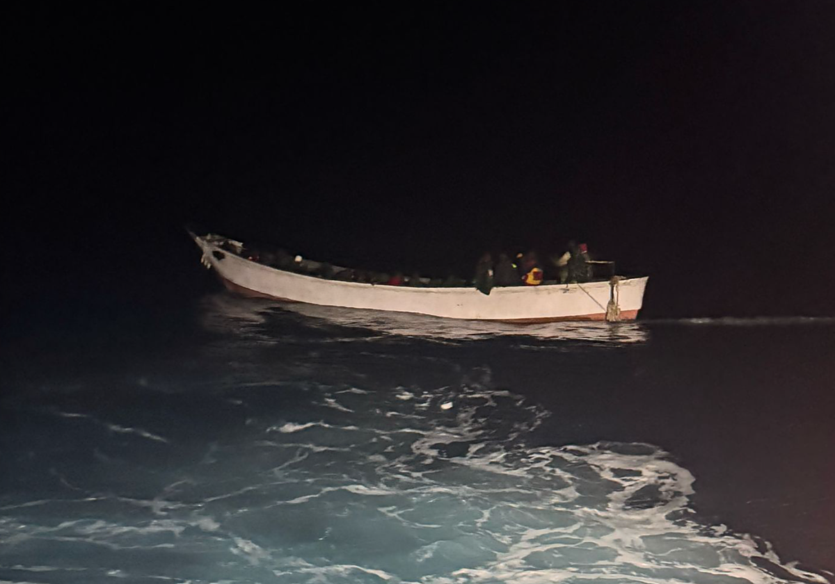 Uno de los cayucos rescatados esta madrugada, localizado en la oscuridad cerca de El Hierro