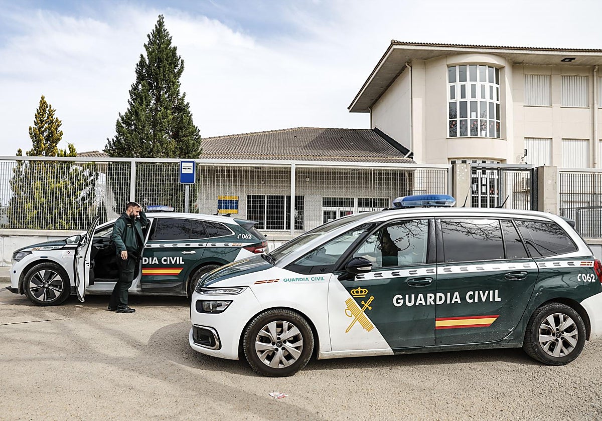 Patrullas de la Guardia Civil en un instituto de Chiva (Valencia) donde recibieron el mensaje amenazante