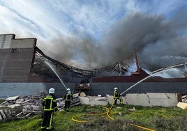 Perimetrado y casi controlado el incendio de toneladas de ropa de una nave de Cobo Calleja