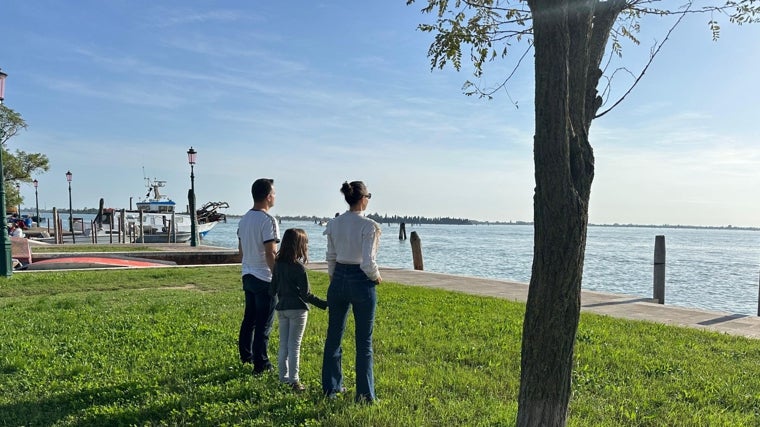 Yulia, con sus padres, durante un viaje