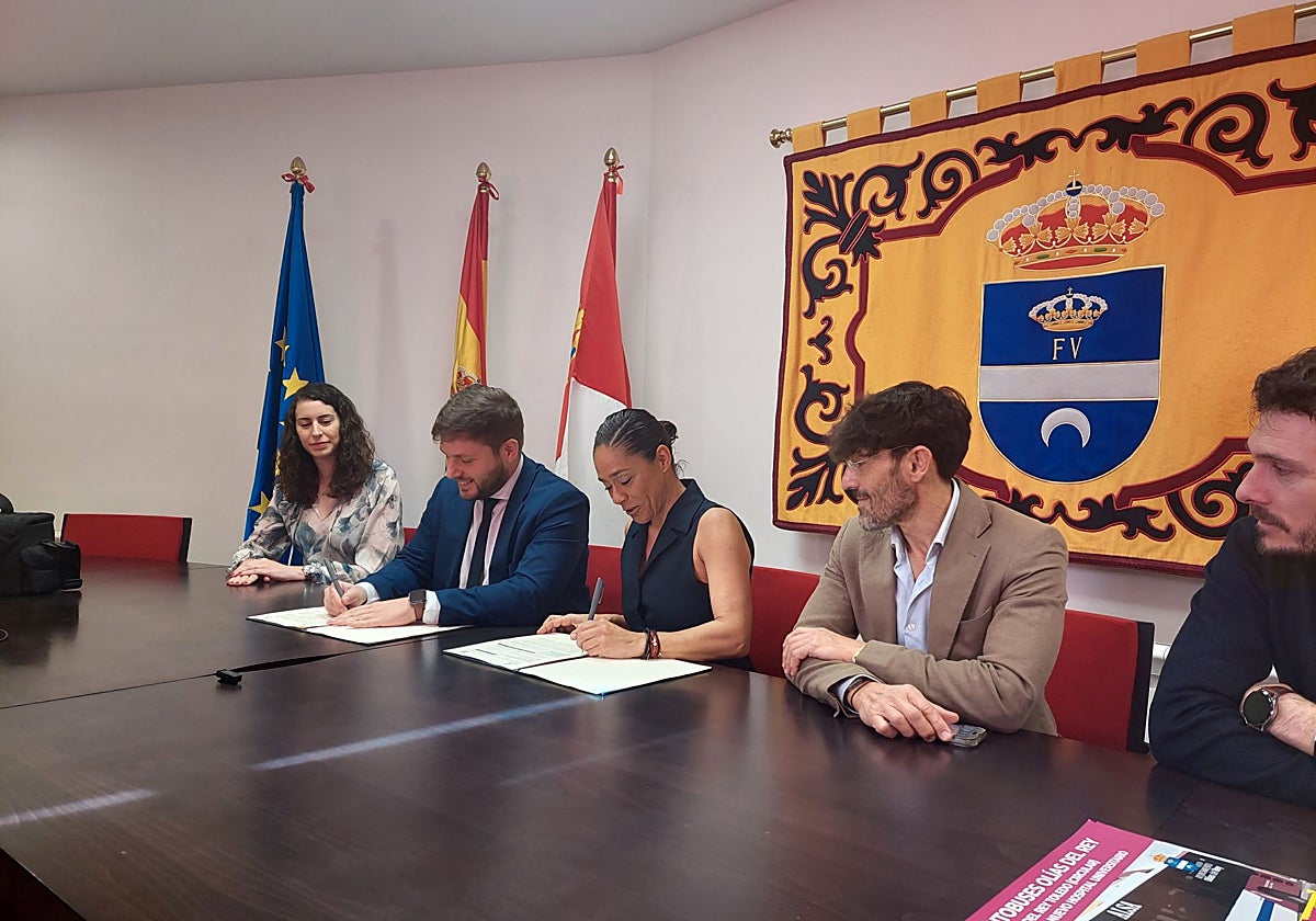 Nacho Hernando y Charo Navas durante la firma del convenio
