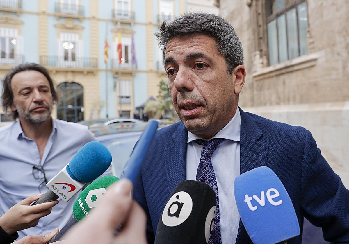 El president de la Generalitat, Carlos Mazón, atiende a los medios a su llegada este viernes al Palau