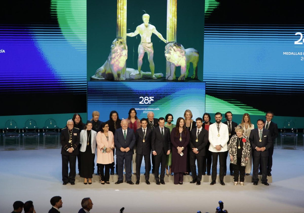 Los galardonados este 28F junto a los presidentes de la Junta de Adalucía y del Parlamento andaluz