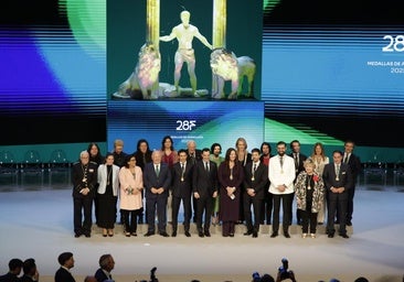 Los galardonados este 28F junto a los presidentes de la Junta de Adalucía y del Parlamento andaluz