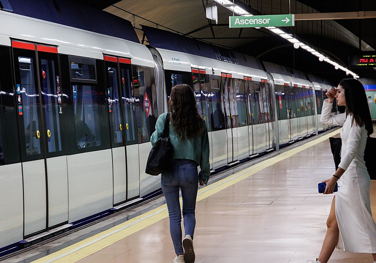 Usuarias en el Metro de Madrid