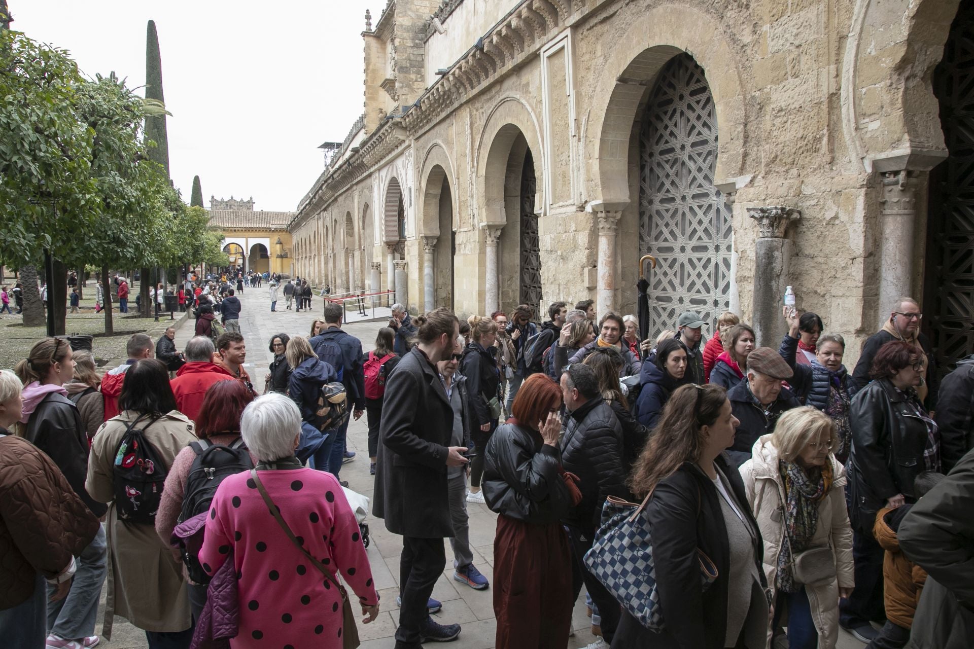 El bullicioso ambiente turístico del 28F en Córdoba pese a la lluvia, en imágenes
