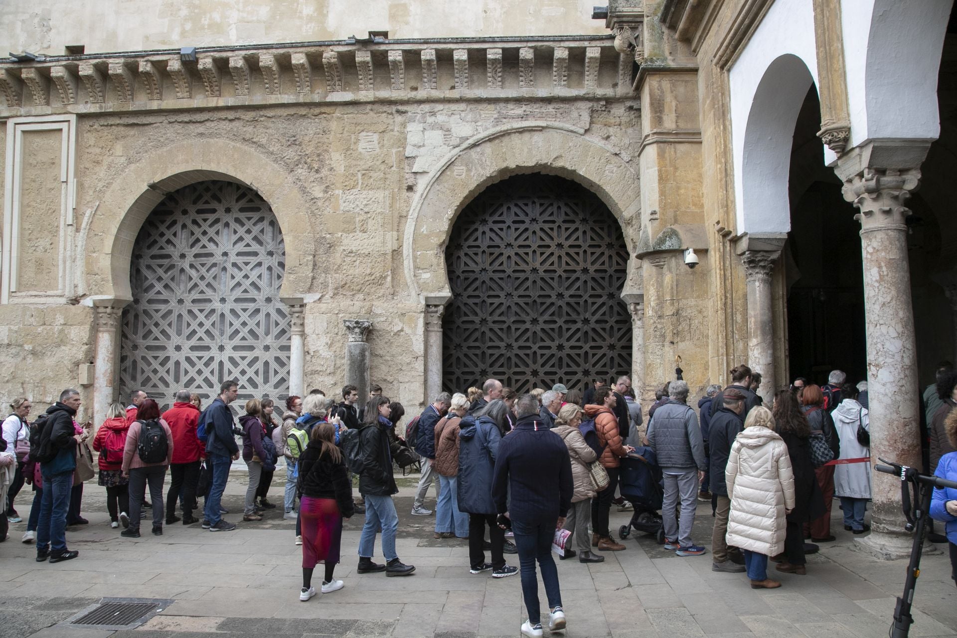El bullicioso ambiente turístico del 28F en Córdoba pese a la lluvia, en imágenes