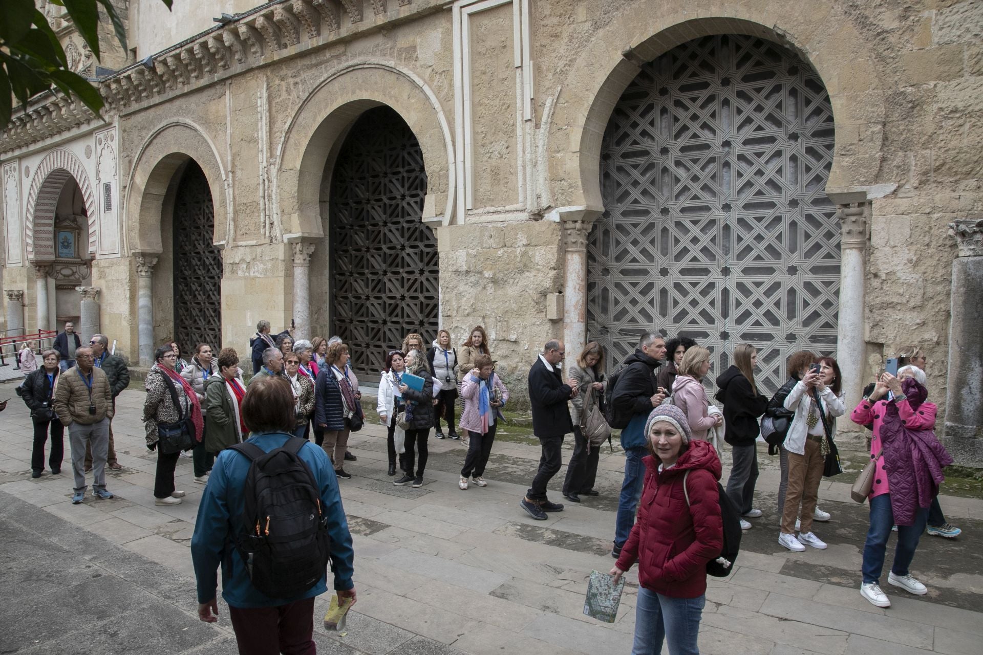 El bullicioso ambiente turístico del 28F en Córdoba pese a la lluvia, en imágenes