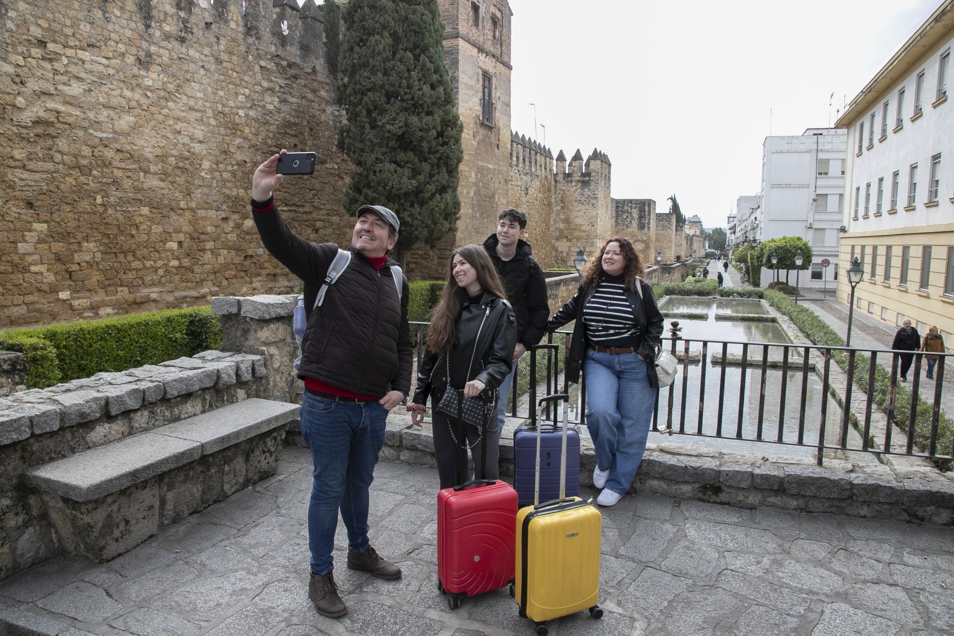 El bullicioso ambiente turístico del 28F en Córdoba pese a la lluvia, en imágenes