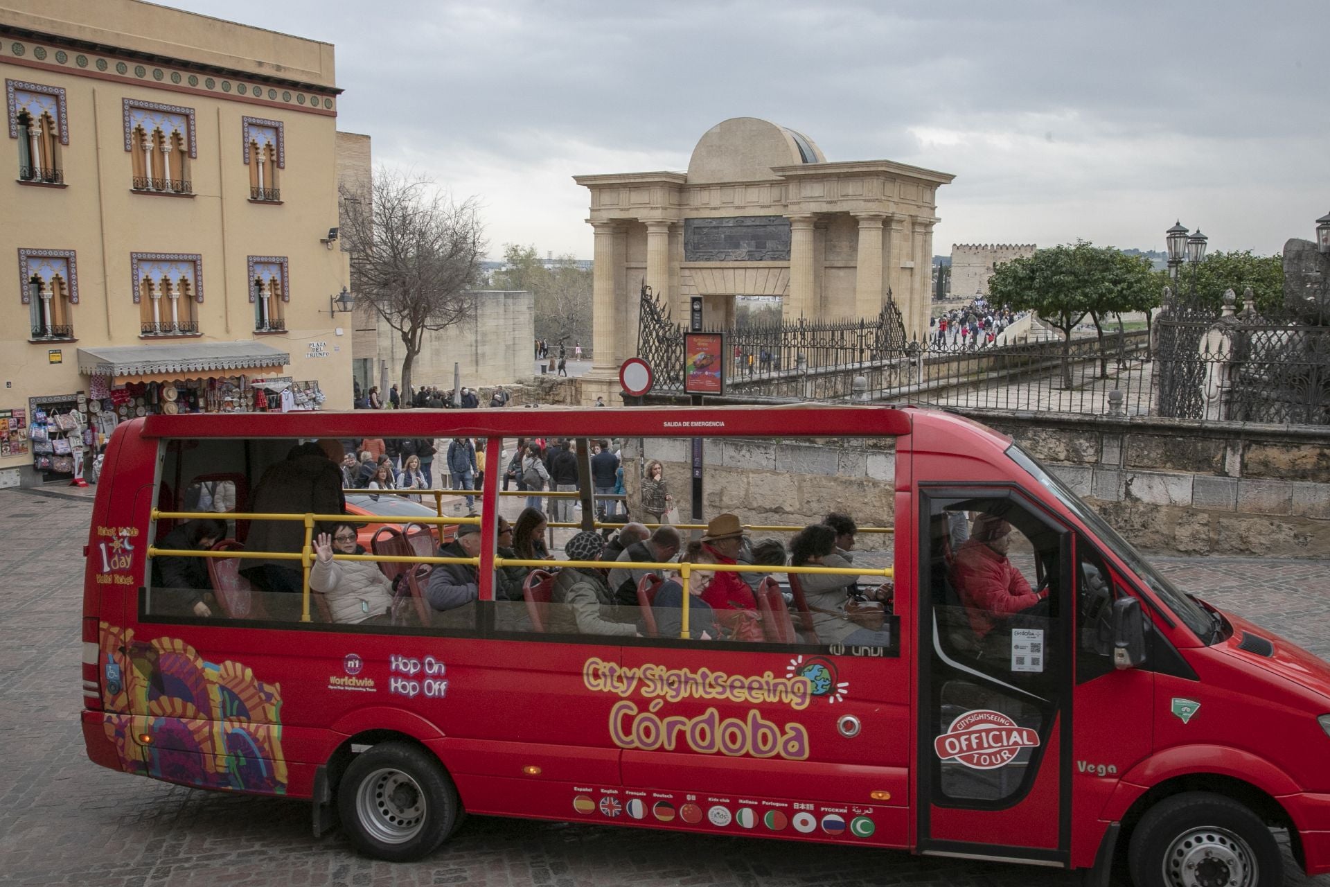 El bullicioso ambiente turístico del 28F en Córdoba pese a la lluvia, en imágenes