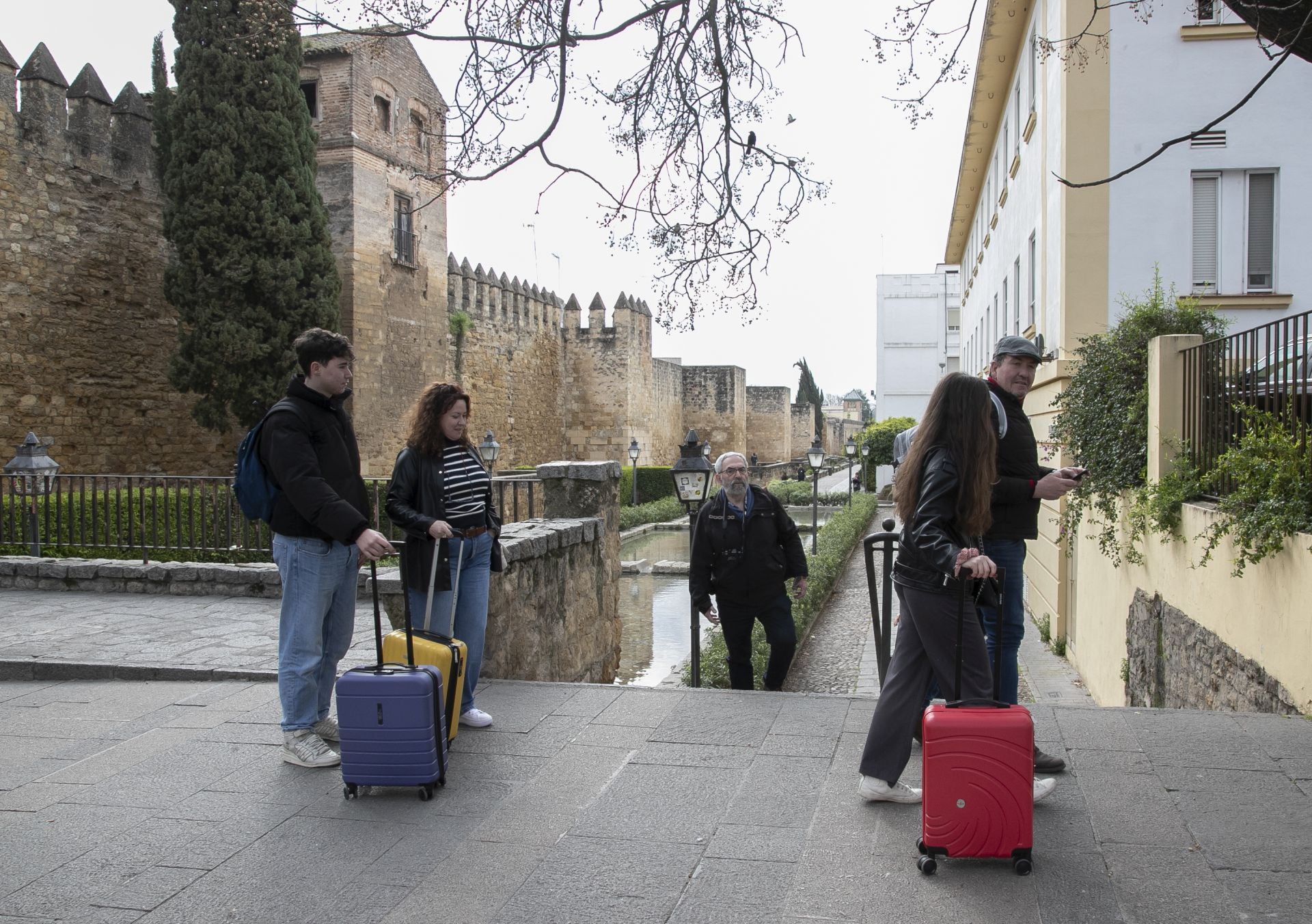 El bullicioso ambiente turístico del 28F en Córdoba pese a la lluvia, en imágenes