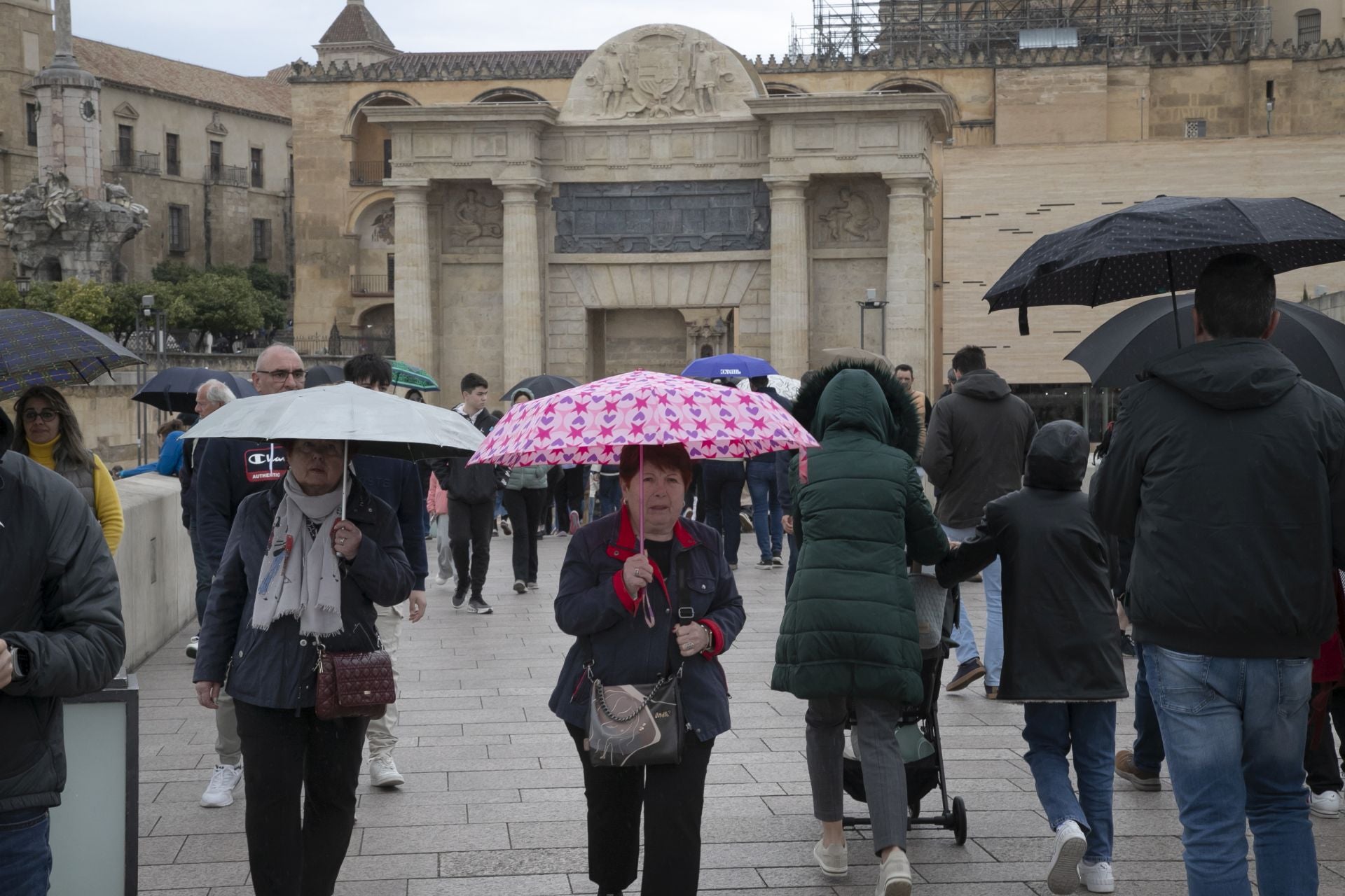 El bullicioso ambiente turístico del 28F en Córdoba pese a la lluvia, en imágenes