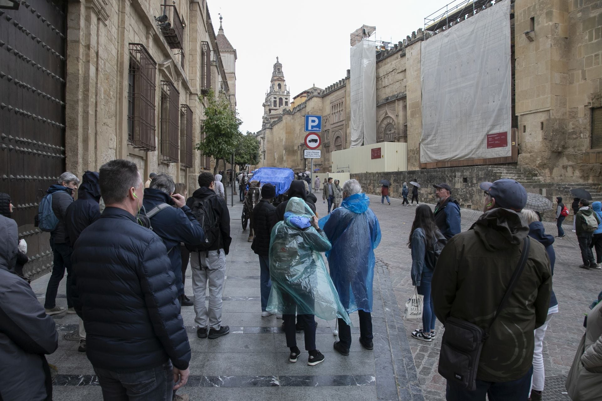 El bullicioso ambiente turístico del 28F en Córdoba pese a la lluvia, en imágenes