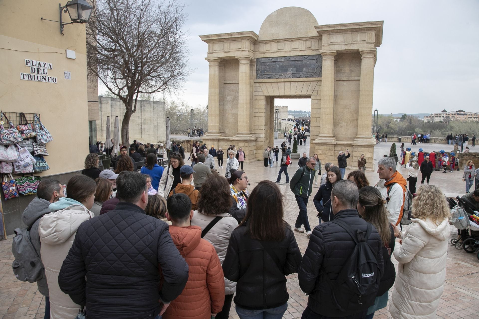 El bullicioso ambiente turístico del 28F en Córdoba pese a la lluvia, en imágenes