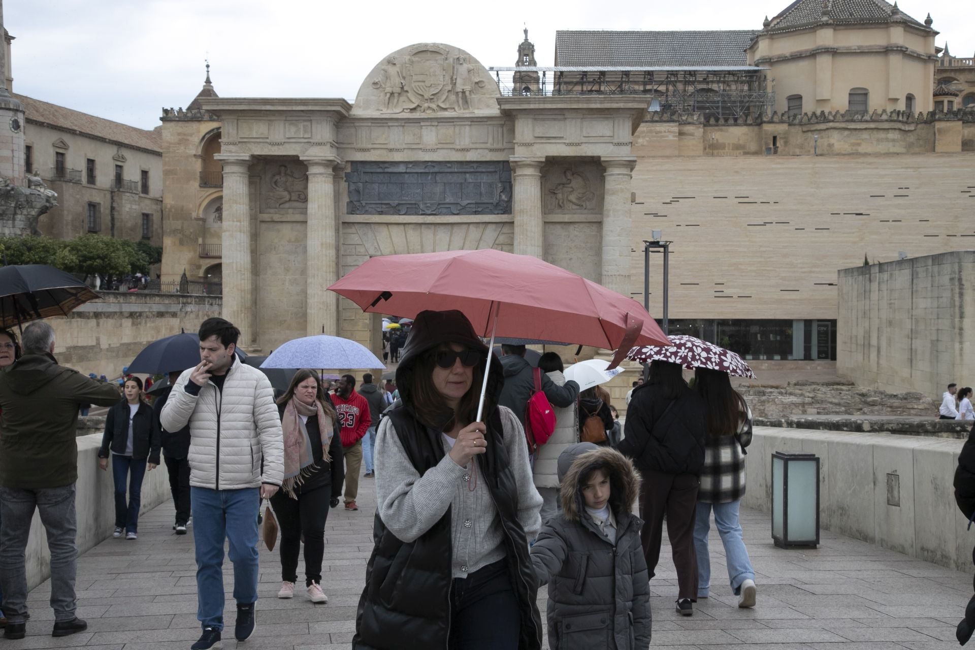El bullicioso ambiente turístico del 28F en Córdoba pese a la lluvia, en imágenes