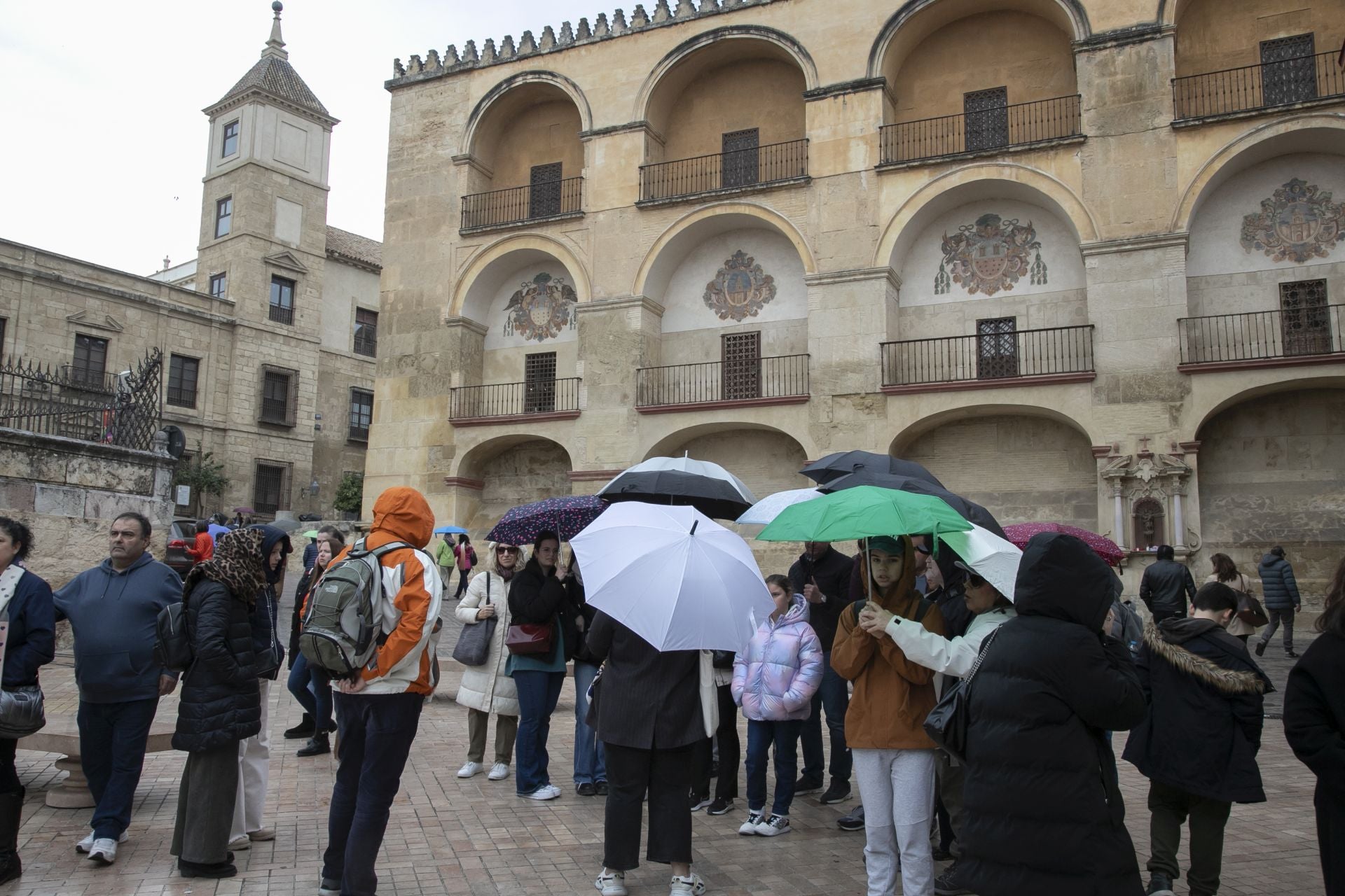 El bullicioso ambiente turístico del 28F en Córdoba pese a la lluvia, en imágenes