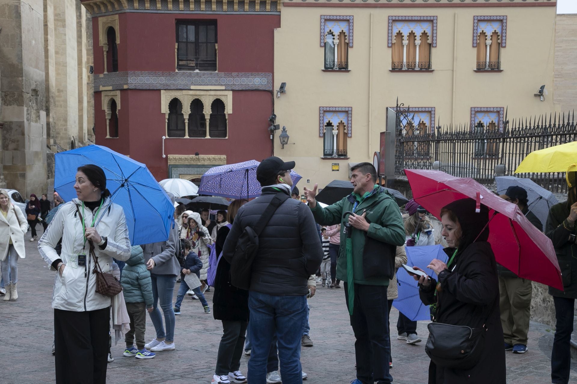 El bullicioso ambiente turístico del 28F en Córdoba pese a la lluvia, en imágenes