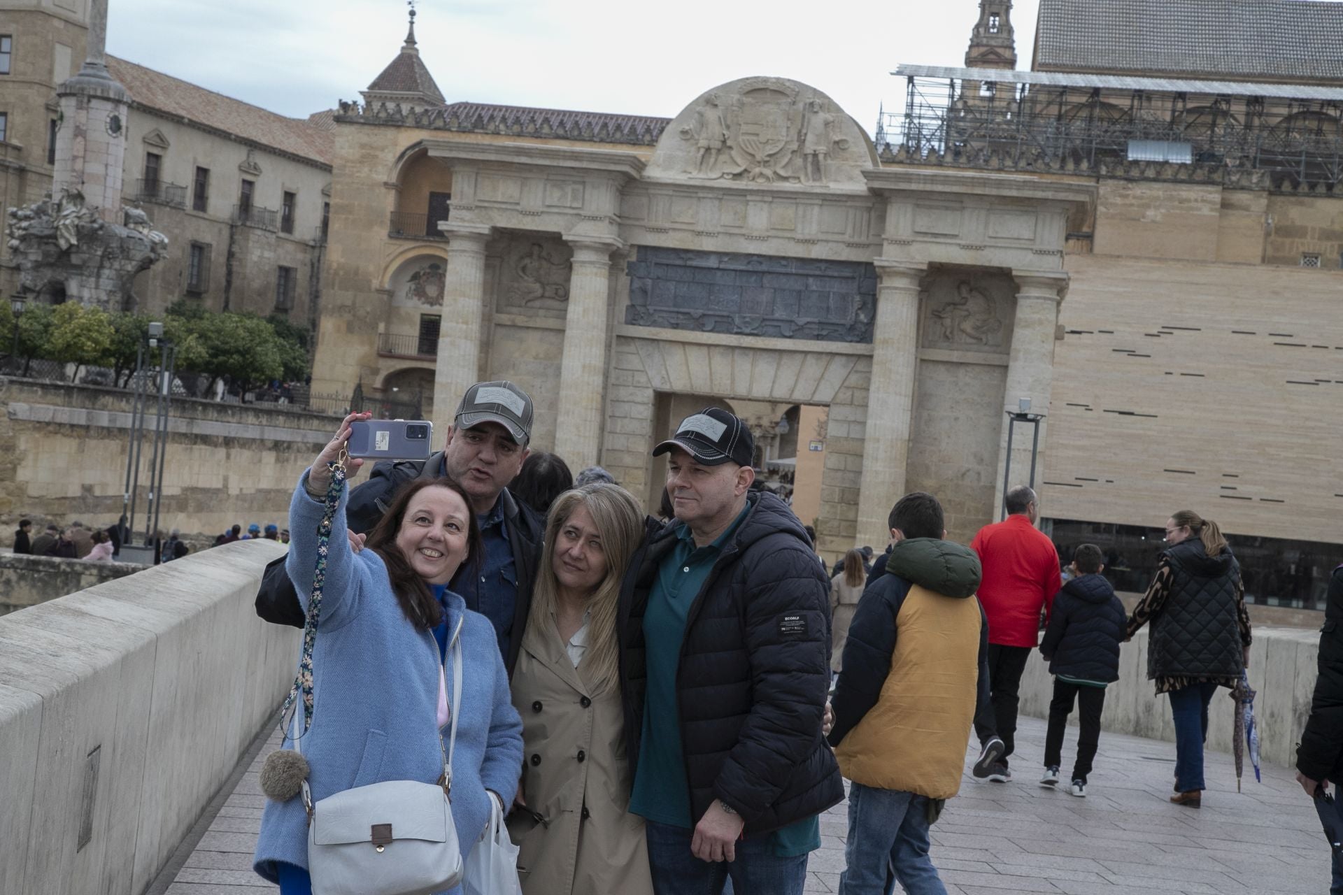 El bullicioso ambiente turístico del 28F en Córdoba pese a la lluvia, en imágenes