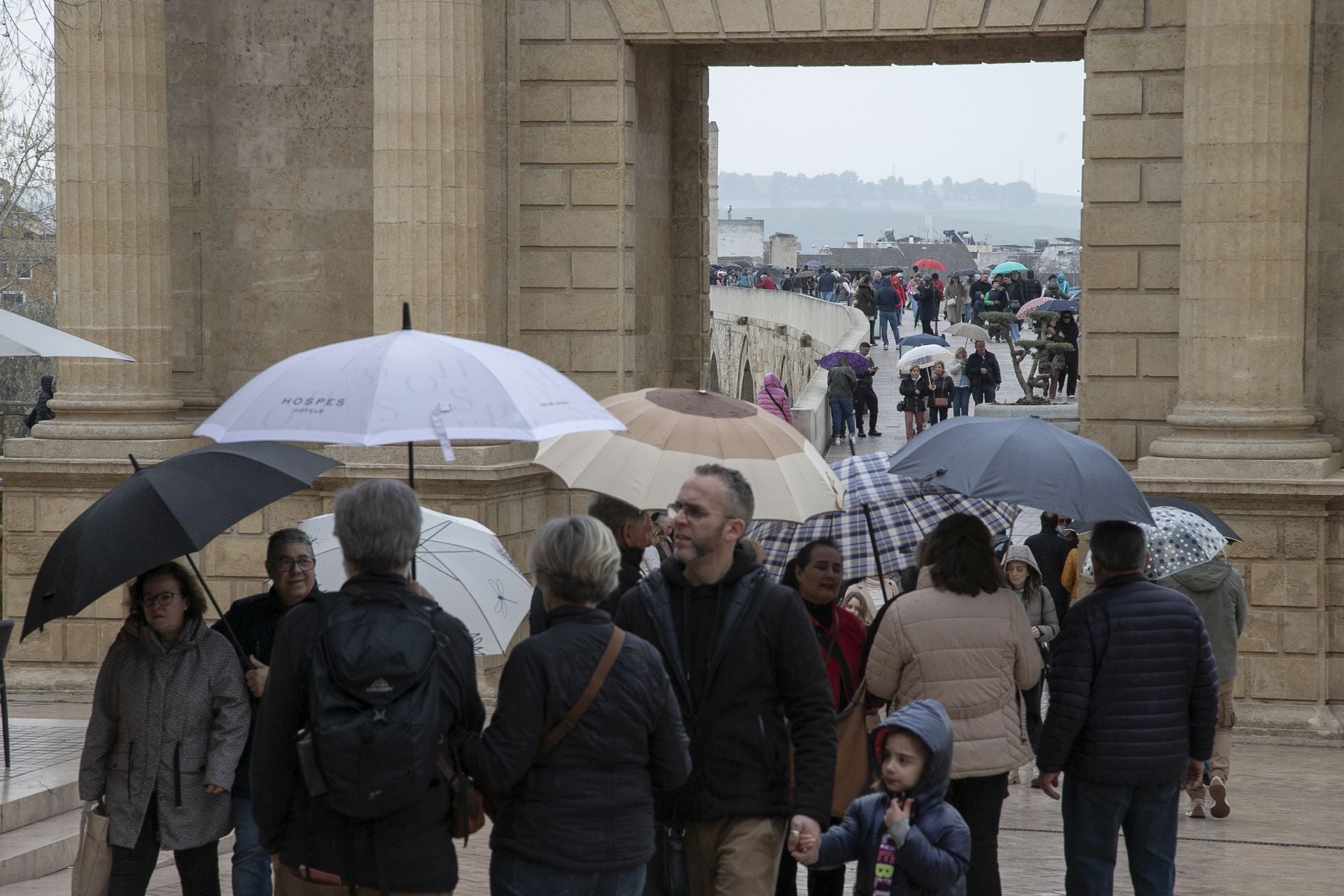 El bullicioso ambiente turístico del 28F en Córdoba pese a la lluvia, en imágenes