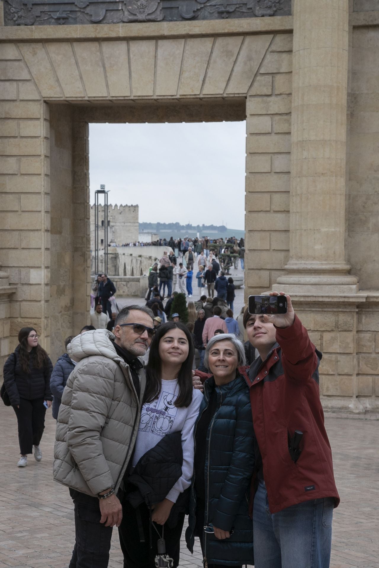El bullicioso ambiente turístico del 28F en Córdoba pese a la lluvia, en imágenes