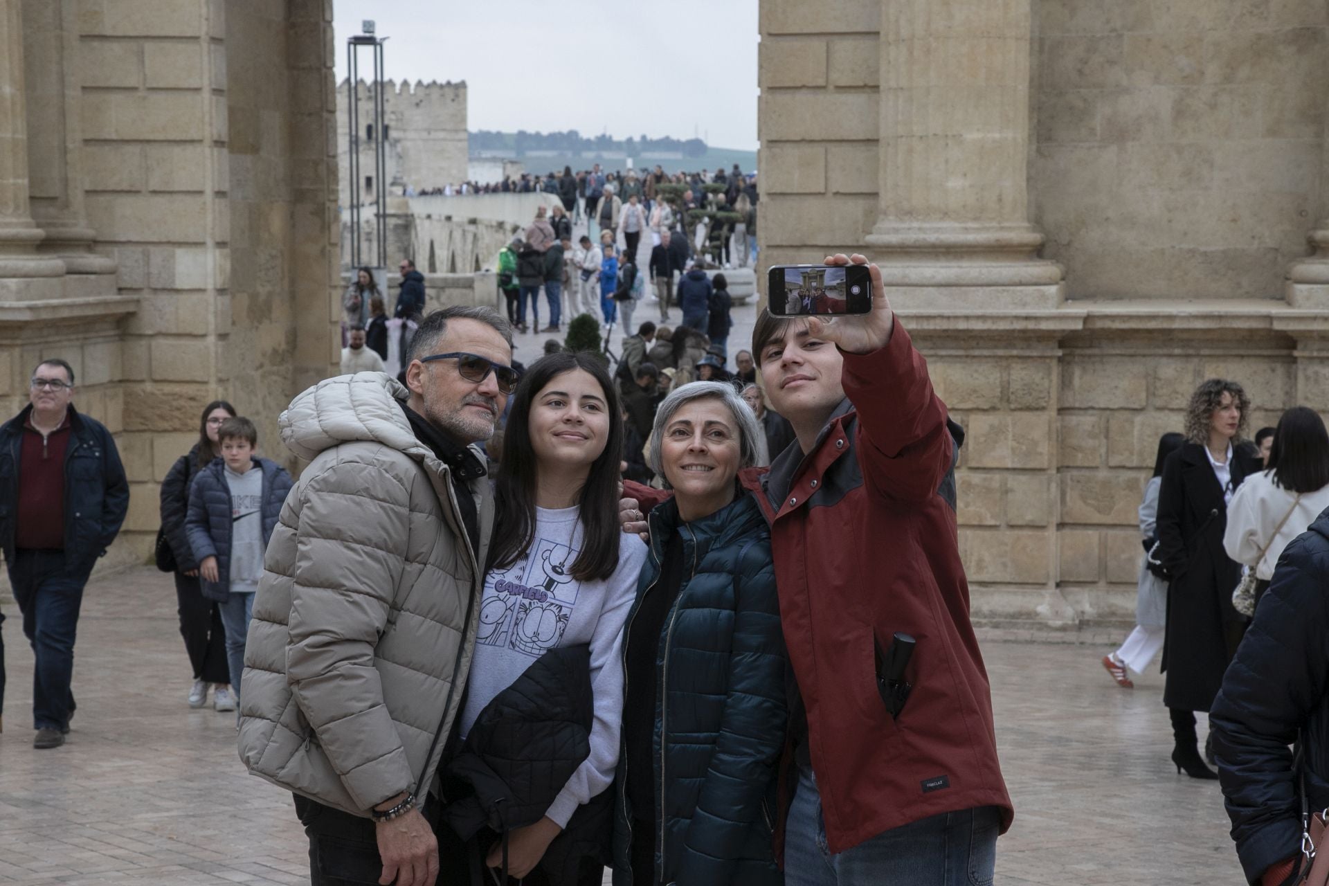 El bullicioso ambiente turístico del 28F en Córdoba pese a la lluvia, en imágenes
