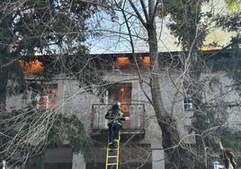 Un incendio deja al borde del colapso la cubierta de una vivienda en Alpedrete