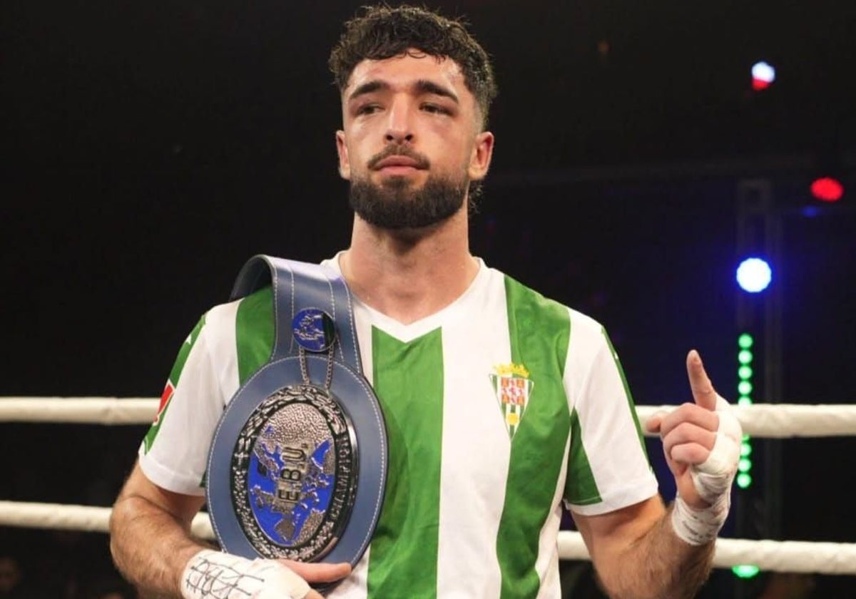 José Luis Navarro, con la camiseta del Córdoba y el cinturón de campeón