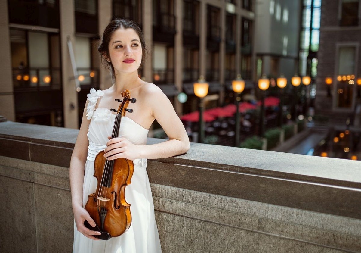 La violinista María Dueñas actuará junto con la Oscyl bajo la batuta de  Vasily Petrenko