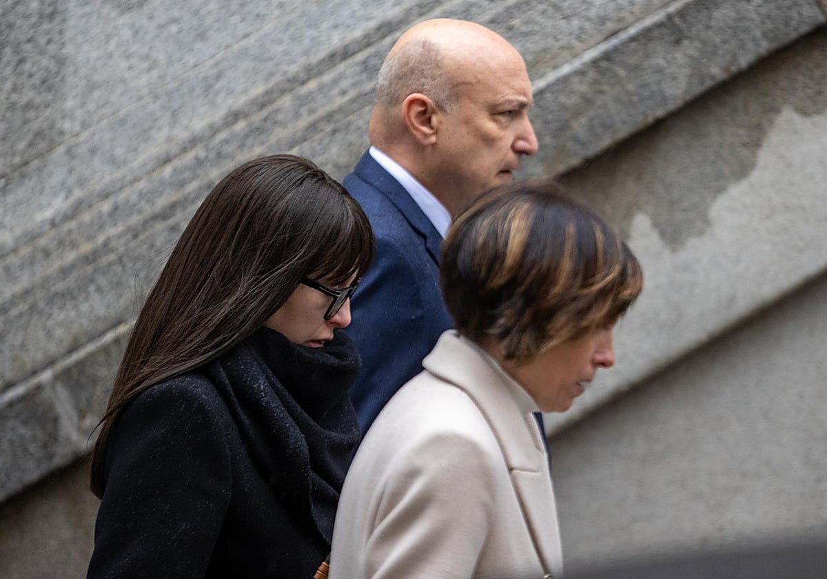 Jessica Rodríguez (centro) llega a declarar al Tribunal Supremo