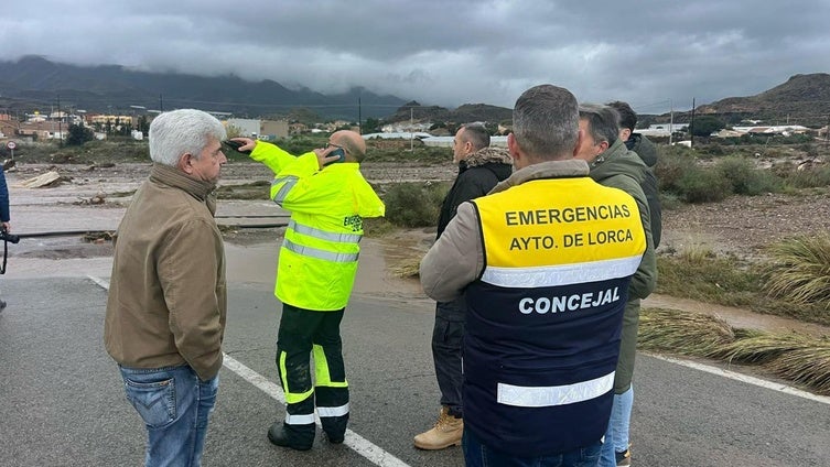 Buscan a un hombre arrastrado por la corriente tras el desborde de una rambla en el municipio murciano de Lorca