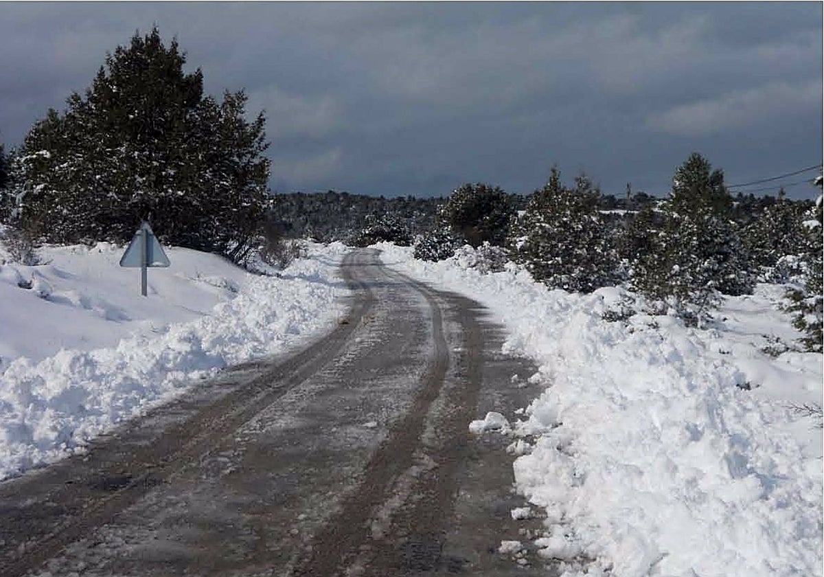 Una carretera con abundante nieve en una imagen de archivo