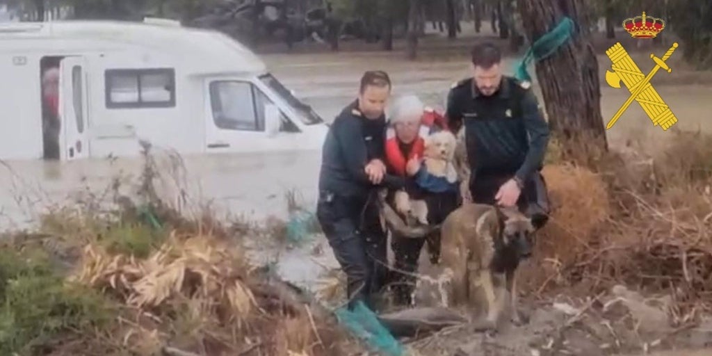 Rescatan a dos ancianos extranjeros que quedaron atrapados por una riada en Cuevas del Almanzora