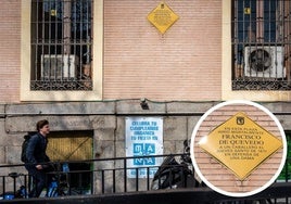 La placa que recuerda el lugar donde Quevedo se batió por el honor de una dama