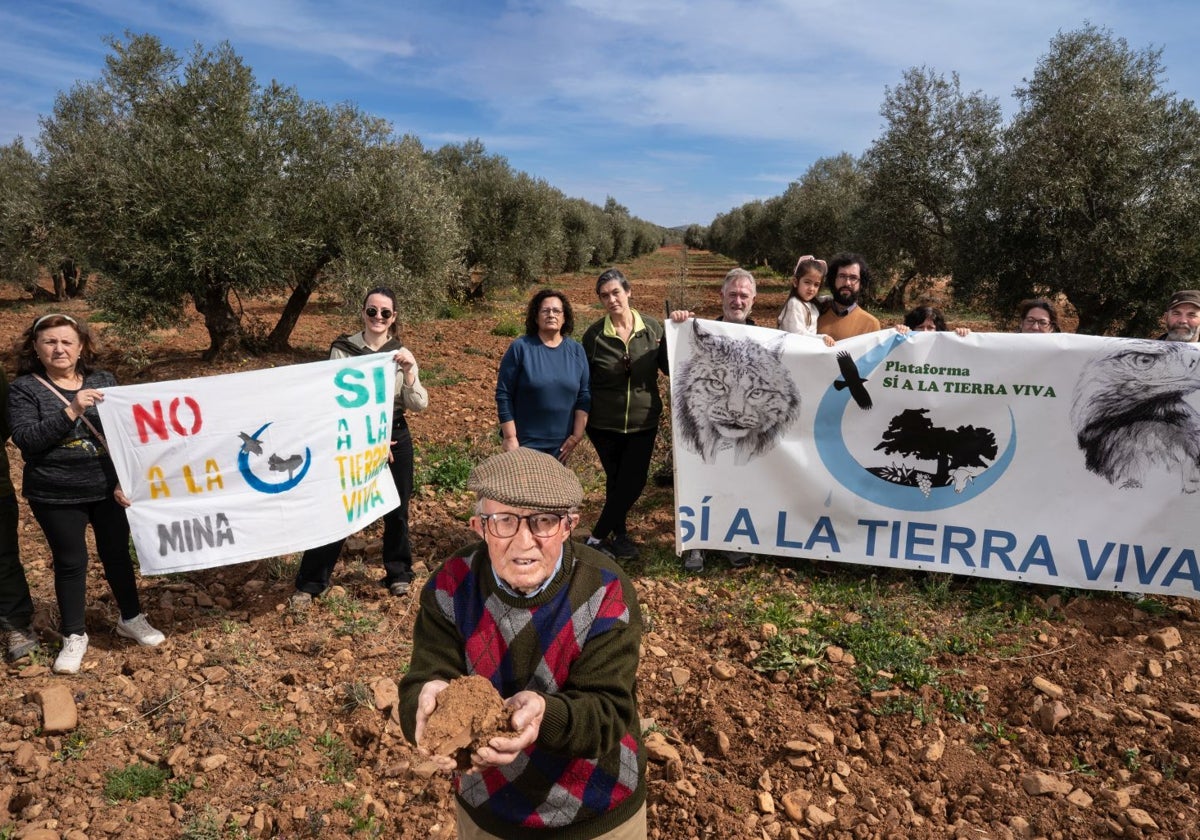 Vecinos y miembros de la plataforma Sí a la Tierra Viva se oponen al proyecto minero para extraer monacita gris de sus tierras