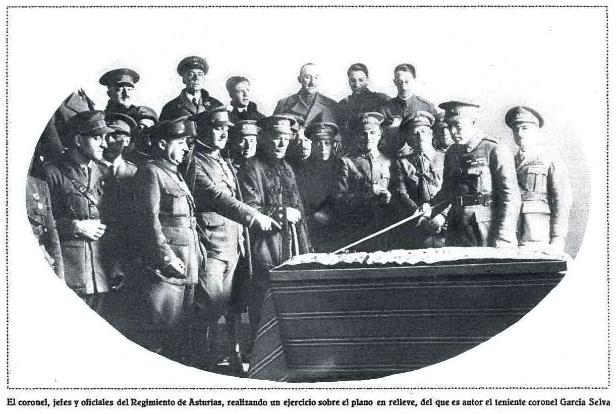 La revista 'Mundo Gráfico' insertó, el 23 de mayo de 1928, una instantánea tomada durante una visita al Regimiento de Asturias en el Cuartel de la Montaña de Madrid. Un grupo de jefes y oficiales trabajan sobre un mapa en relieve que había realizado el teniente coronel Fermín García Selva
