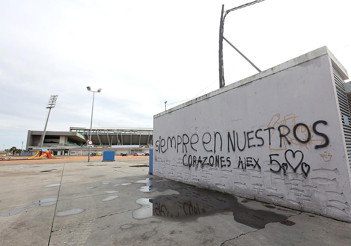 Los compañeros del instituto donde estudiaba Alejandro dejaron recuerdos en el El Arcángel