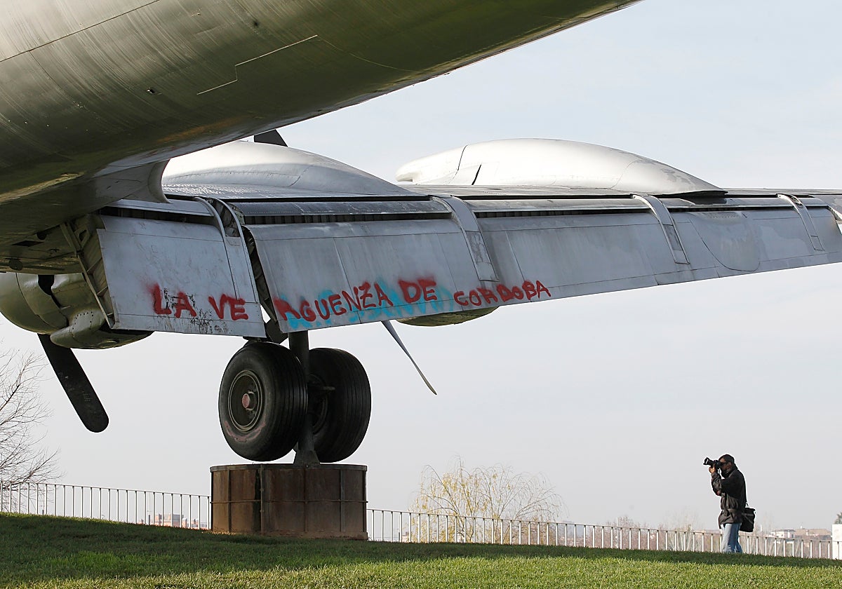 Una pintada en una de las alas del avión del Balón del Guadalquivir