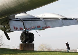 El Ayuntamiento de Córdoba inicia el proceso para retirar el avión del Balcón del Guadalquivir